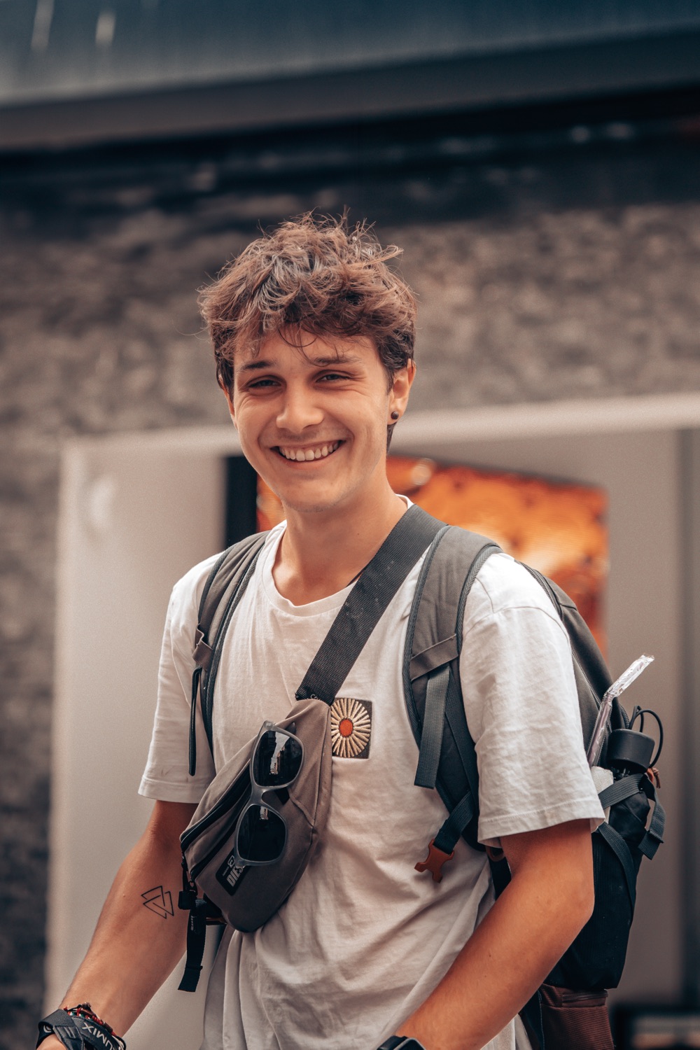Ruben Baumann, lachend, mit Rucksack, Istanbul 2023